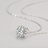 Collar con colgante de halo de plata de ley S925, circonita cúbica redonda con marco festoneado, cadena de cable central de cuatro puntas, joyería al por mayor