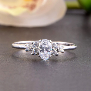 Anello Nuziale Ovale alla Moda per Donne, Elegante e Versatile Gioiello da Indossare Ogni Giorno - Product Image 1