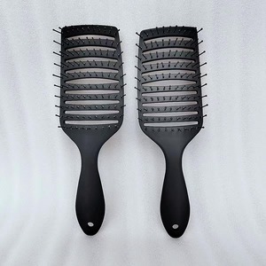 Nhà Máy Bán Buôn Biểu Tượng Tùy Chỉnh Nhanh Chóng Khô Bàn Chải Tóc Nhỏ Gọn Nylon Nhựa Thông Khí Bàn Chải Tóc Với Cao Su Màu Đen Sơn Nhãn Hiệu Riêng - Product Image 2