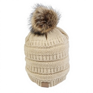 Großhandel Benutzerdefinierte Logo Unisex Strickmütze mit Fellbommel Warme Winter-Strickmütze für Männer und Frauen OEM ODM Hersteller - Product Image 5