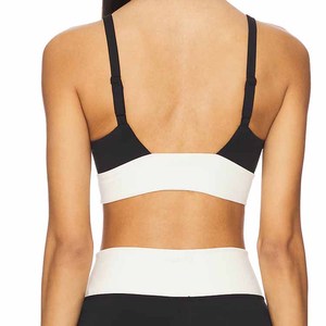 Haut court croisé pour <span class=keywords><strong>femme</strong></span> en polyester effet seconde peau, extensible dans les quatre sens, avec encolure en V et fines bretelles réglables, personnalisable avec logo OEM - Product Image 6