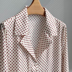 เสื้อผู้หญิงสไตล์ฝรั่งเศสวินเทจ ลายจุดสีแดงเบอร์กันดี ปกเสื้อแบบปกเชิ้ต ผ้าป๊อปลินทอเนื้อผ้าไหมระบายอากาศได้ดี ดีไซน์เก๋ไก๋ไม่ซ้ำใคร เสื้อเชิ้ต ODM - Product Image 5