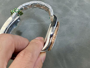 Efecto Luminoso Azul Hielo Súper Fuerte Diámetro 40 mm. Equipado con movimiento mecánico totalmente automático. Reloj para Hombre - Product Image 2