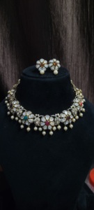 Conjunto de collar de flores Jadau de Hyderabad con piedras Navratan y gotas de perlas. - Product Image 5