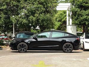 テスラモデル<span class=keywords><strong>3</strong></span>電気自動車601-700 km NEDCレンジ150-200kWモーター50-70kWhバッテリー - Product Image 6