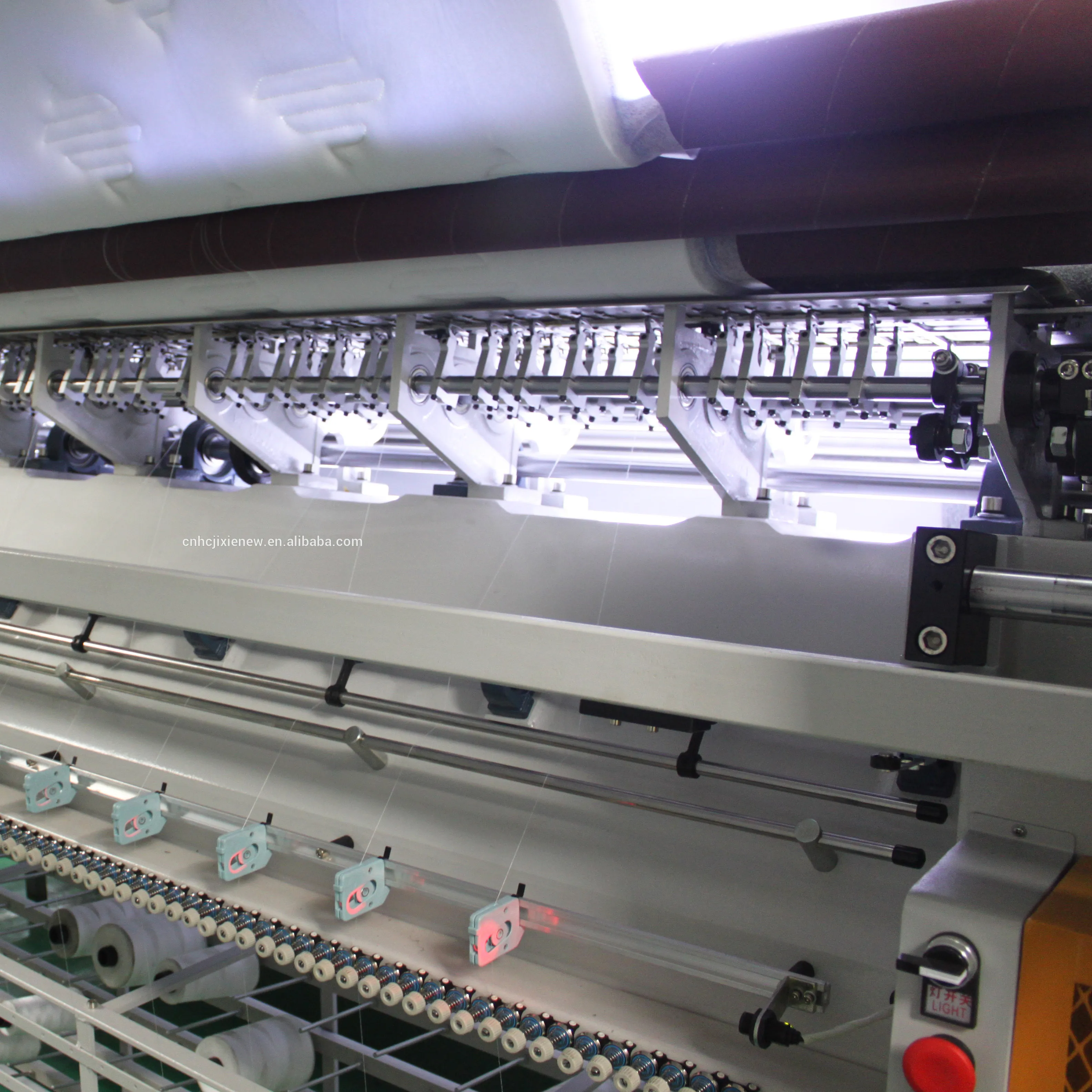 O multi-agulha máquina estofando shuttle-livre para o cobertor colchão indústria do vestuário