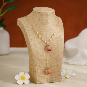 Nuova Collezione 2026: Collana Artigianale con Ciondolo a Bocciolo di Rosa e Perle Finte, Design a Y - Product Image 2