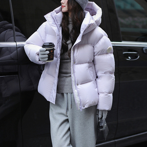 Doudoune épaisse à capuche pour femme - un choix idéal pour le temps froid. - Product Image 1