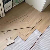 Suelo de Parqué Vinílico de Lujo SPC con Acabado Natural en Roble Claro, Resistente a Impactos, Silencioso, Cómodo para Caminar, Perfil Rígido de 7 mm