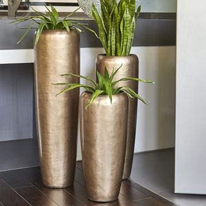 Ensemble de jardinières en fibre de verre sur mesure, pots à fleurs hauts en bronze antique métallisé, jardinières décoratives de luxe pour la décoration des halls d'hôtel et des complexes hôteliers - Product Image 2