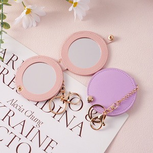 Miroir de maquillage de voyage personnalisé avec logo personnalisé rose rouge en cuir PU avec porte-clés de poche rotatif double face - Product Image 3