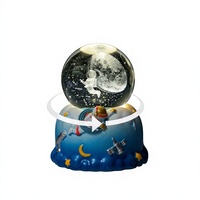 Lampe d'ambiance moderne à brancher, globe de verre ciel étoilé gravé en 3D, boule de cristal lumineuse avec base rotative d'astronaute