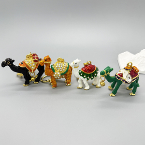 Venta al por mayor personalizado Zinc Arabia Saudita Omán Qatar turismo recuerdo Mini camello 3D Metal oro Vintage llavero - Product Image 3