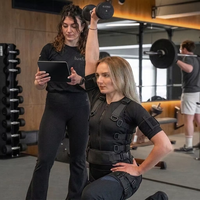 Combinaison d'entraînement EMS sans fil, imperméable, en nylon, 22 électrodes, sangles réglables, contrôleur intelligent par tablette pour usage commercial en fitness