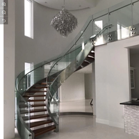 Escalier Courbé en Promotion : Escalier de Villa Nord-Américaine avec Poutres en Acier Courbées et Marches en Bois Massif