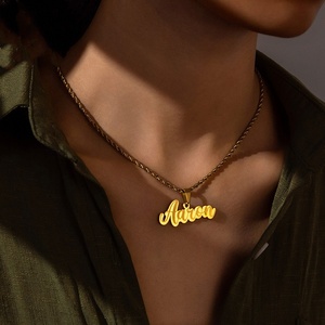 Collana con Ciondolo Staccabile Personalizzata in Acciaio Inox con Incisione Laser del Nome per Uomo - Product Image 4