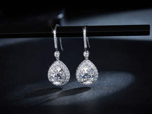 Boucles d'oreilles en argent en forme de poire avec moissanite VVS de la boutique de bijoux Rui Zun Fashion - Product Image 3