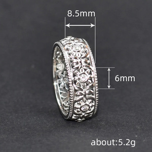 Anello Vintage Inciso con Motivo Floreale Portafortuna, Stile Etnico, Gioiello Tradizionale Unisex di Yunnan Miao - Product Image 3