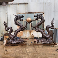 Statue de dragon chinois en bronze antique grandeur nature avec boule, décoration de parc extérieur