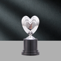 Papa et Maman Forme Design Mini Trophées Personnalisé Noir Base Ronde Argent Coeur et Astronaute Conception Plastique Petits Trophées