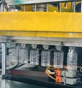 Macchine automatiche per lo stampaggio mediante soffiatura ad iniezione di animali domestici da 3300 BPH