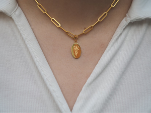 Collar de flores de oro de 18 quilates con colgante floral grabado, regalo para ella, collar de cuentas de acero inoxidable de lujo de la marca HR - Product Image 4