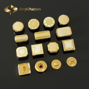 โรงงานกระดุมจินยี่ รับทำกระดุมโลหะผสมสังกะสีทรงสี่เหลี่ยมแบบกด 4 ส่วน ลายโลโก้แบรนด์ตามสั่ง สำหรับเสื้อผ้าแบบจุบบะห์และโธบ - Product Image 5