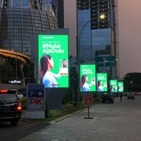 Kiosque d'affichage numérique LED extérieur étanche personnalisé avec écran tactile sur pied pour les arrêts de bus et la signalisation routière