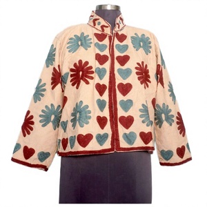 Veste matelassée d'hiver personnalisable pour femme, broderie artisanale, tissu Cotrise 100% coton, fermeture à boutons, respirante, écologique - Product Image 1