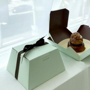 กล่องเค้กสี่เหลี่ยมพร้อมถาดสำหรับบรรจุภัณฑ์เบเกอรี่ ขายตรงจากโรงงาน กล่องกระดาษใส่ขนมเฟย์ลิทีน ทรงเกล็ดหิมะแบบเรียบง่าย - Product Image 1