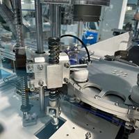 Máquina automática de guata de tapas de plástico con junta, máquina de inserción de revestimiento de espuma, maquinaria de inserción de revestimiento de lámina de espuma