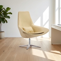 Chaise rembourrée moderne pour salle à manger, design contemporain avec dossier incurvé et accoudoirs enveloppants pour salon.