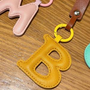 Llaveros al por mayor con iniciales de la A a la Z, llaveros de cuero PU con correa de cuero, elegantes llaveros con letras - Product Image 3