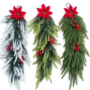 Guirlande de Noël artificielle en aiguilles de pin avec baies rouges et poinsettias pour décorations de fêtes - Product Image 1