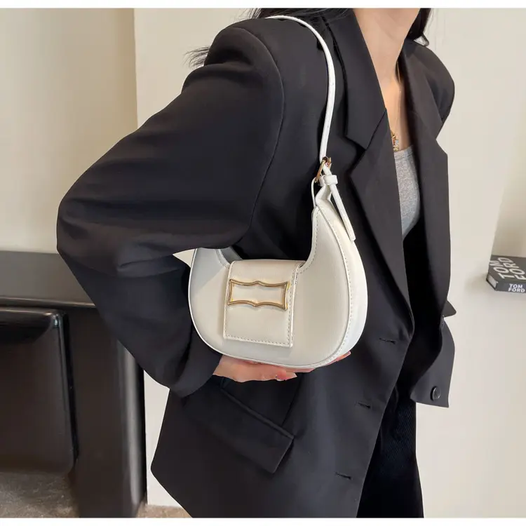 2024 패션 여성 가방 유럽과 미국 인기 서구화 간단한 휴대용 메신저 하프 문 가방
