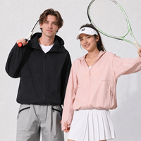 Veste de protection solaire à capuche en nylon légère, respirante et pliable, avec protection UV UPF 50+ au niveau du fil, personnalisable OEM/ODM pour activités de plein air