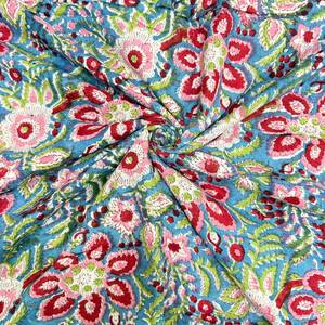 Tela de Algodón Estampada con Flores Azul Cielo y Patrón Botánico en Rosa, Rojo y Verde para Kurti, Vestido, Traje Salwar y Ropa Étnica - Product Image 4