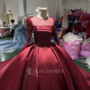 Robe de mariée élégante en satin rouge foncé, coupe princesse, décolleté cœur, traîne chapelle, longueur ras du sol, dos nu, en dentelle, pour soirée - Product Image 3