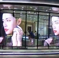 Écran LED d'intérieur transparent pour le centre commercial Écran de fenêtre d'affichage en verre Grille pleine couleur Écran publicitaire LED couleur Smd