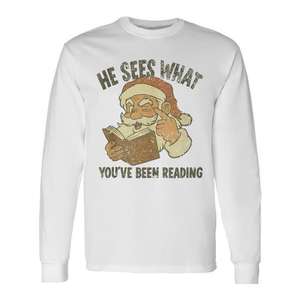 Él ve lo que has estando leyendo, camiseta navideña de manga larga con temática literaria - Product Image 1