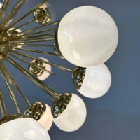Superbe lustre spoutnik en verre de Murano et laiton moderne du milieu du siècle avec 30 sphères en verre irisé pour salon chambre à coucher