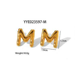 Amiee Jewelry Factory Venta al por mayor 18K Chapado en oro de acero inoxidable Chic Letter Pendientes de botón con inicial para <span class=keywords><strong>mujer</strong></span> - Product Image 6