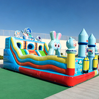 Vente en gros personnalisée de toboggans géants et de trampolines gonflables multi-personnes, grandes structures gonflables à thème