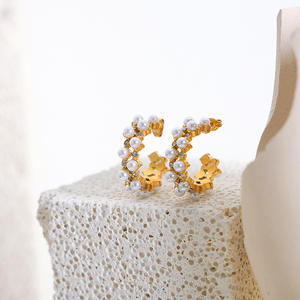 Pendientes <span class=keywords><strong>de</strong></span> Perlas <span class=keywords><strong>de</strong></span> Circonio en Forma <span class=keywords><strong>de</strong></span> <span class=keywords><strong>C</strong></span> Francesa YF6239, Acero Inoxidable, Chapado en Oro <span class=keywords><strong>de</strong></span> 18k, Resistentes al Agua, No se Deslustran - Product Image 4