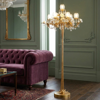 Lampe sur pied en laiton antique rétro glamour, lumière dorée ornée de luxe pour maison moderne du milieu du siècle