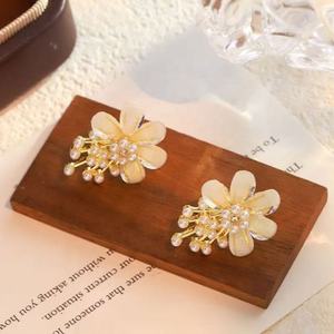 Pendientes de Plata S925 con Aguja de Plata, Diseño de Flor Acrílica, Temperamento Súper Femenino, Lujo de Alta Gama, Estilo Ligero y Exclusivo, con Perlas - Product Image 3