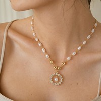Collier de luxe tendance en acier inoxydable plaqué or 18 carats avec perles et zircons creux, prêt à être expédié en gros pour filles