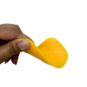 Spatola Industriale Personalizzata Gialla Quadrata in Gomma Morbida Tipo Coltello Curvo con Lama Spessa 1,0 mm per Auto - Product Image 6