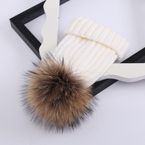 Moda mamma e io cappelli lavorati a maglia di colore abbinati con grande pelliccia di procione pompon addensare caldo cappello invernale per bambini - Product Image 1