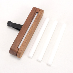 Diffuseur d'arômes rechargeable en bois de noyer naturel à clipser pour grille d'aération, base de parfum automobile, décoration - Product Image 5